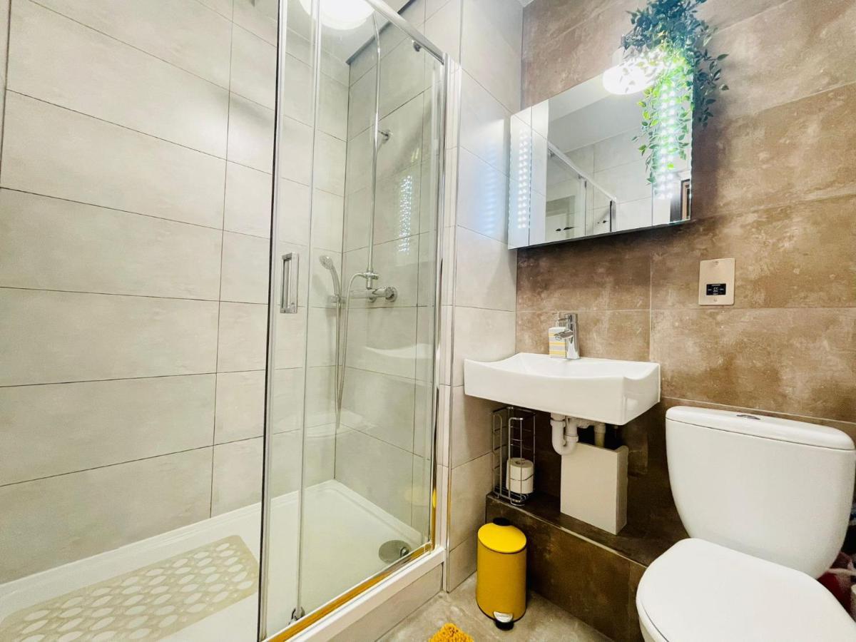 Park Street Apartment Luton By Hostaguest ภายนอก รูปภาพ